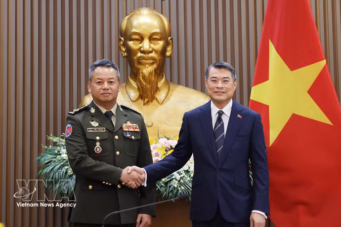 El primer ministro de Vietnam, Le Minh Hung (derecha), recibe al viceprimer ministro y titular de Defensa de Camboya, Tea Seiha. (Foto: VNA)