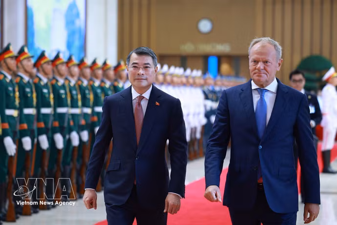 El primer ministro de Vietnam, Le Minh Hung (izquierda), y su homólogo polaco, Donald Tusk. (Foto: VNA)