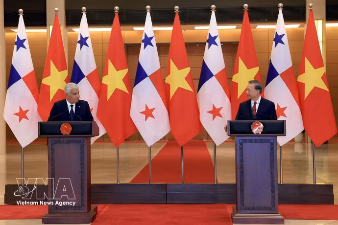 El secretario general del Partido Comunista y presidente de Vietnam, To Lam, y el presidente de Panamá, José Raúl Mulino, se reúnen con la prensa. (Foto: VNA)