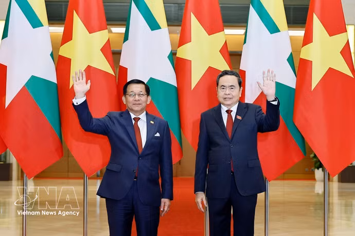 El presidente de la Asamblea Nacional de Vietnam, Tran Thanh Man (derecha), recibe al presidente de Myanmar, Min Aung Hlaing. (Foto: VNA)
