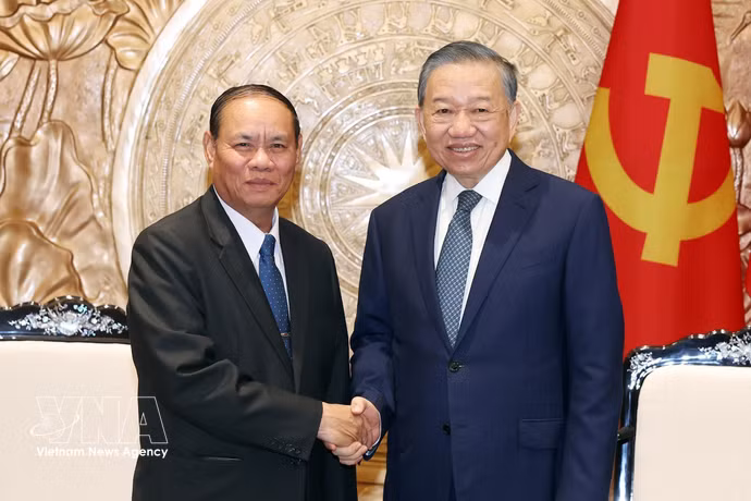 El secretario general del Partido Comunista y presidente de Vietnam, To Lam (derecha), recibe a Vilay Lakhamphong, miembro del Buró Político e integrante permanente del Secretariado del Comité Central del Partido Popular Revolucionario de Laos. (Foto: VNA)