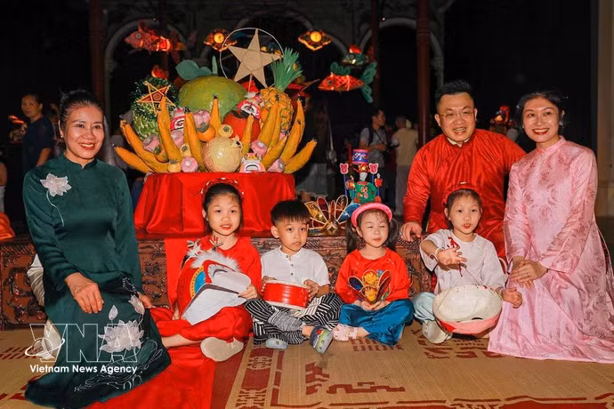 Los niños se entretienen con los juguetes tradicionales del Festival del Medio Otoño. (Foto: VNA)