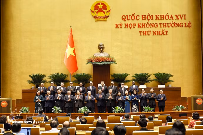 El presidente de la Asamblea Nacional, Tran Thanh Man, posa para una foto con representantes de la Organización de Parlamentarios de Amistad de Vietnam para la XVI Legislatura y delegados internacionales. (Foto: VNA)