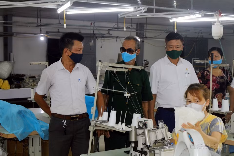 Nguyen Van Hung (izquierda) del pueblo de Duy Tien, de la provincia de Ha Nam, es un víctima directa del agente naranja tipo 2 (transmitido por su padre) se esfuerza por desarrollar su modelo de economía familiar. (Foto: VNA)