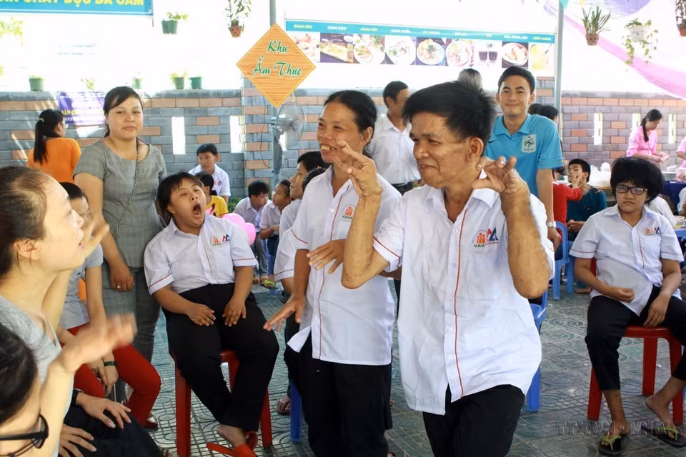 Los víctimas en la ciudad de Da Nang participan en la conmemoración del 54 años del desastre del agente naranja en Vietnamy el Día por las víctimas del Agente Naranja/Dioxina (10 de agosto). (Foto: VNA)