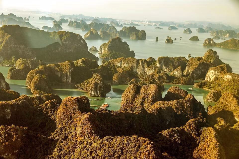 4. En la 45ª sesión del Comité del Patrimonio Mundial de la UNESCO se aprobó el expediente de nominación y se reconoció al complejo de la Bahía de Ha Long (ubicado en la provincia de Quang Ninh) y el Archipiélago de Cat Ba (en la ciudad de Hai Phong) como Patrimonio Natural de la Humanidad. (Foto: VNA)