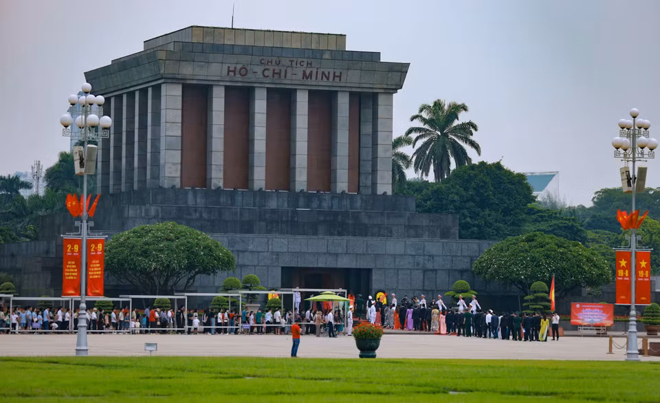 3. En ocasión de la Revolución de Agosto y el Día Nacional 2 de septiembre, el Mausoleo de Ho Chi Minh reabre sus puertas para recibir a los connacionales que desean rendir homenaje al héroe nacional. (Foto: VNA)