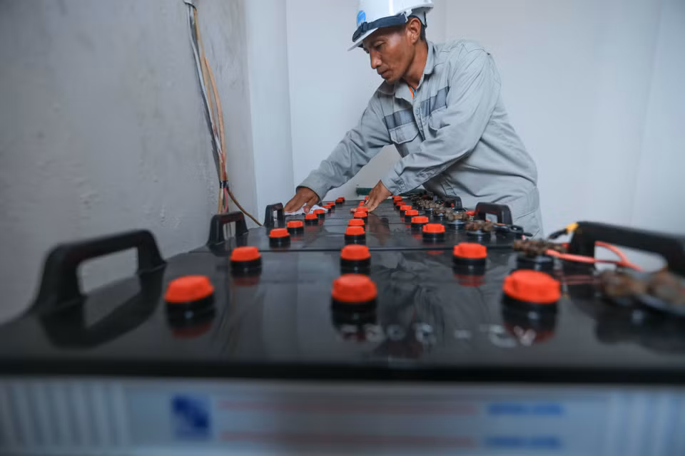 5. Realizan todos los días el mantenimiento de las baterías y los paneles solares de los faros, debido al tiempo severo del clima marítimo. (Foto: VNA)