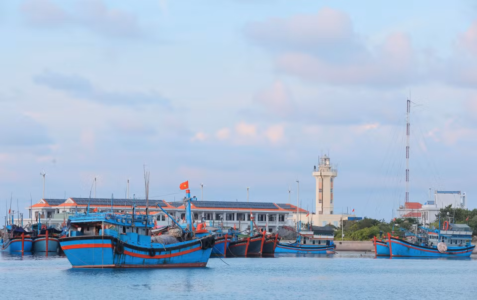 4. Los faros en Truong Sa ayudan a los barcos a navegar de manera segura y apoyan a los pescadores en su faena. (Foto: VNA)