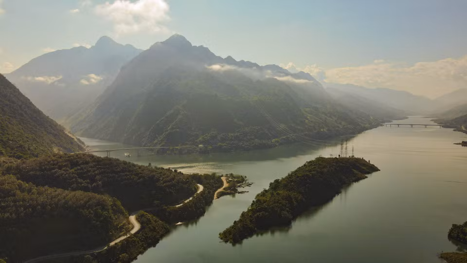El río Da entre el entorno montañoso (Foto: VNA)