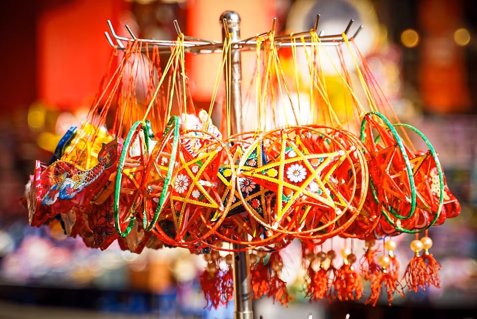 Para adaptarse a las demandas modernas, en muchos lugares se han mejorado los juguetes tradicionales del Festival del Medio Otoño con diferentes tamaños y diseños, ajustados a las preferencias de los clientes. (Foto: VNA)