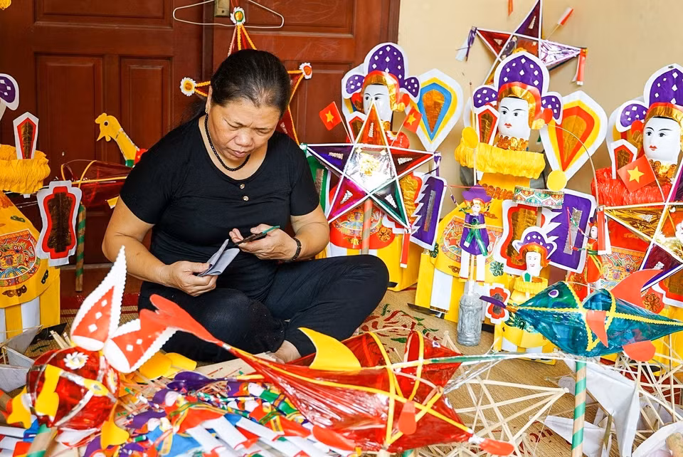 Nguyen Thi Tuyen, la última artesana del pueblo de Hau Ai, en el distrito de Hoai Duc, Hanoi, elabora cuidadosamente a mano cada juguete tradicional (Foto: VNA)