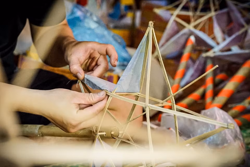 Estos juguetes se hacen a mano, por lo que se requiere de una gran habilidad y meticulosidad por parte de los artesanos (Foto: VNA)