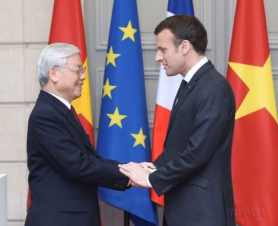 El presidente francés, Emmanuel Macron, recibió y mantuvo conversaciones con el secretario general del Partido Comunista de Vietnam, Nguyen Phu Trong durante su visita oficial a Francia el 27 de marzo de 2018.