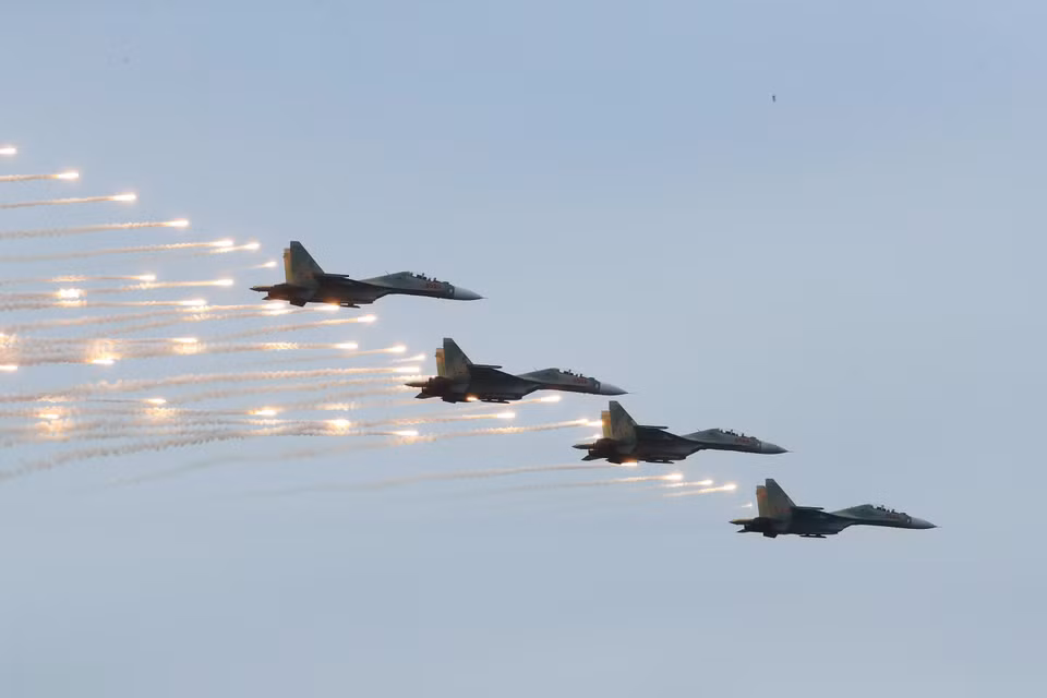 Los Su30-MK2 realizan la maniobra "Disparo de señuelos antimisiles" para la ceremonia de apertura. (Foto: VNA)