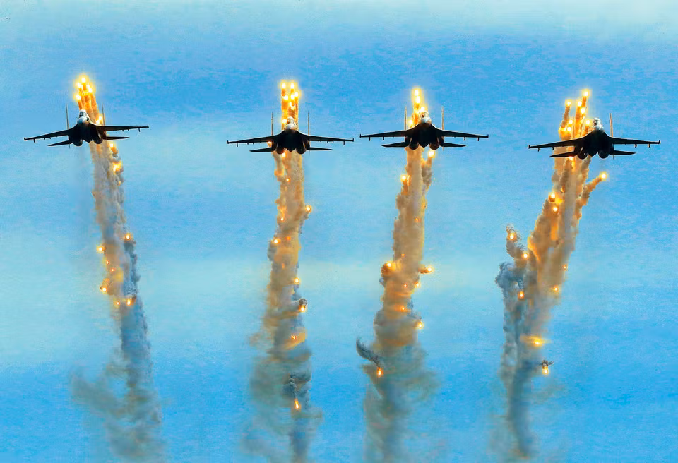 Los Su30-MK2 realizan la maniobra "Disparo de señuelos antimisiles" para la ceremonia de apertura. (Foto: VNA)
