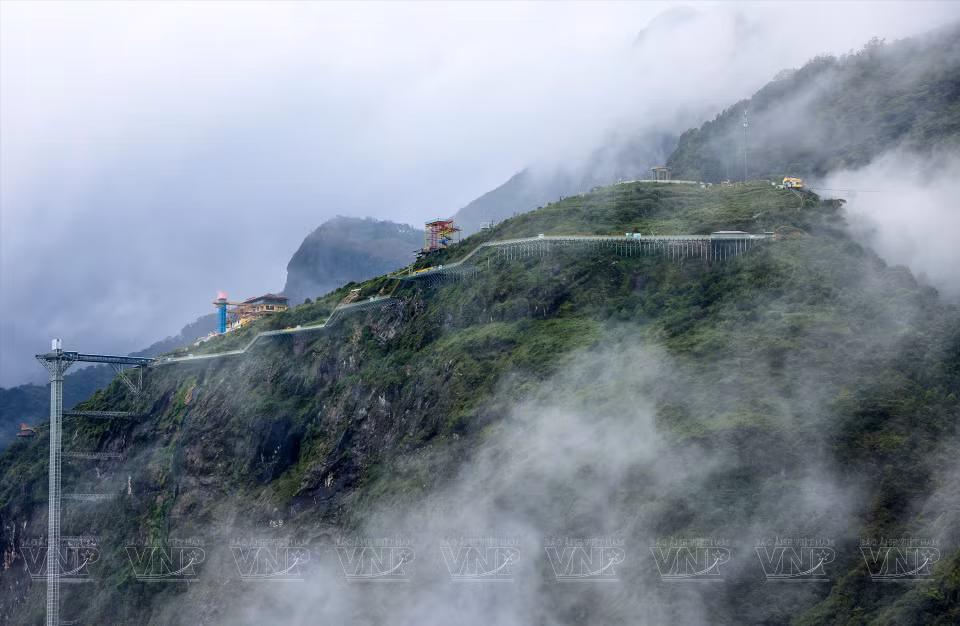 A una altitud de dos mil metros sobre el nivel del mar, el paso está rodeado de interminables montañas y nubes, con caminos sinuosos y peligrosos. (Foto: VNA)