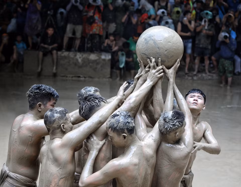 El balón, hecho de madera de yaca, pesa alrededor de 20 kilogramos y simboliza el Sol. (Foto: VNA)