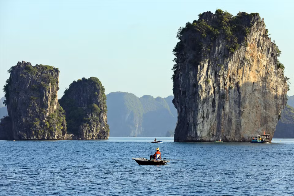 La bahía de Lan Ha se caracteriza por sus numerosas montañas de roca e islas primitivas. (Foto: Revista Vietnam)