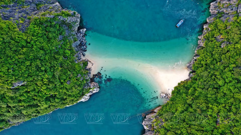 Las playas en la bahía de Lan Ha suelen tener olas tranquilas, lo que es ideal para los turistas que desean nadar. (Foto: Revista Vietnam)