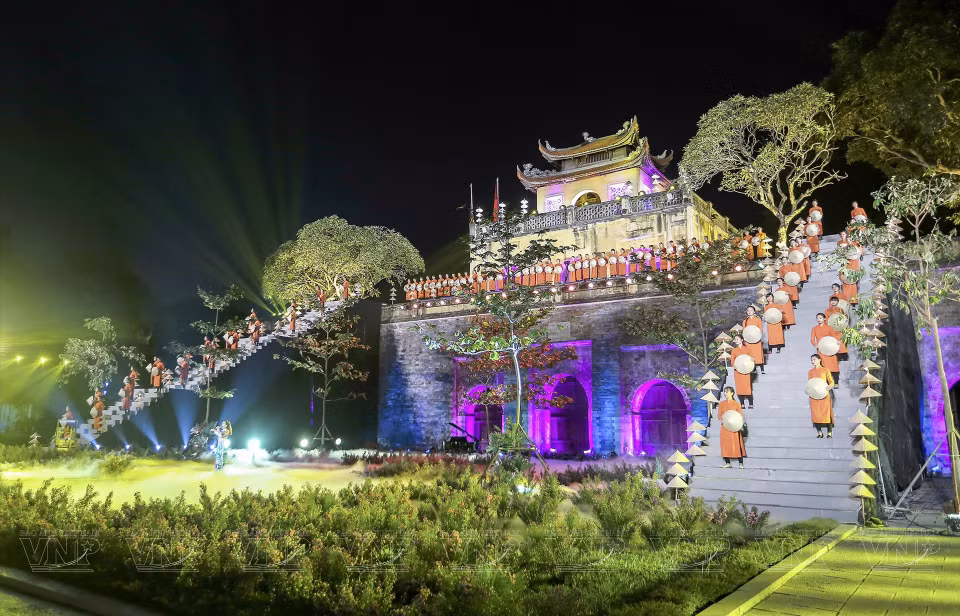Desfile del Ao Dai (traje tradicional de Vietnam) en la Ciudadela Imperial de Thang Long, patrimonio mundial (Foto: VNA)