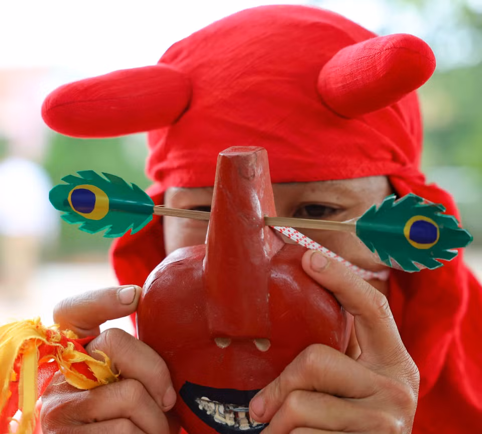 Un espectáculo notable es el de Chiem Thanh, que recrea la imagen del pueblo Cham realizando tributos, con máscaras de madera roja y diseños únicos. (Foto: VNA)