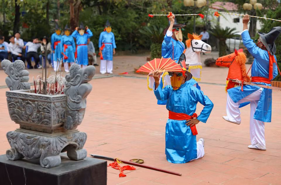 La danza representa las ofrendas de cinco misiones diplomáticas en honor al emperador de Vietnam en tiempos antiguos. (Foto: VNA)