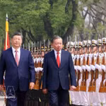 El secretario general del Partido y presidente de Vietnam, To Lam, (derecha) y su homólogo chino, Xi Jinping (Foto: VNA)