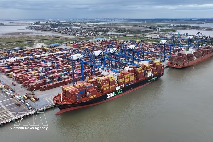 Importación y exportación de mercancías en el puerto de contenedores de Lach Huyen, ciudad de Hai Phong. Foto: VNA