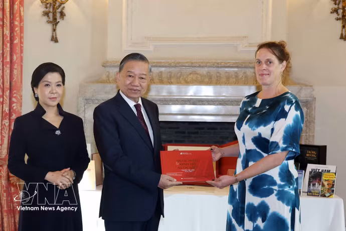 El secretario general del Partido Comunista de Vietnam y presidente de la República, To Lam, y su esposa entregan libros a la Biblioteca Real de Bélgica. Foto: VNA