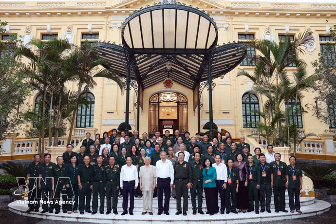 El secretario general del Partido Comunista de Vietnam y presidente de la República, To Lam, posa una foto con los delegados (Fuente: VNA)