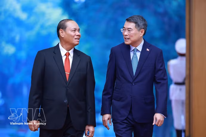 El primer ministro de Vietnam, Le Minh Hung y Vilay Lakhamphong, miembro del Buró Político y miembro permanente del Secretariado del Comité Central del Partido Popular Revolucionario de Laos (Fuente: VNA)
