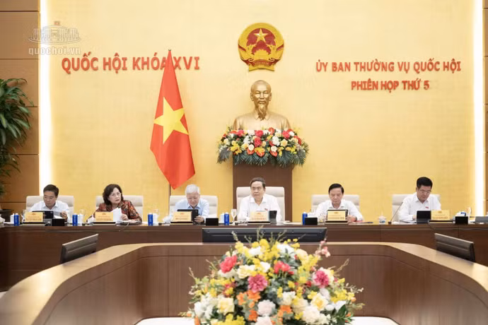 El presidente de la Asamblea Nacional, Tran Thanh Man, y otros subtitulares del Parlamento durante la sesión. Foto: quochoi.vn