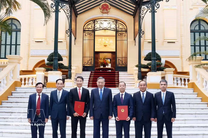 El secretario general del Partido Comunista de Vietnam y presidente del país, To Lam, preside una ceremonia para hacer efectivas las decisiones de nombramiento de dos embajadores vietnamitas en el extranjero (Fuente: VNA)