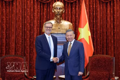 El secretario general del Partido Comunista de Vietnam y presidente del país, To Lam (derecha), recibe al embajador de Francia en Hanoi, Olivier Brochet. (Foto: VNA)