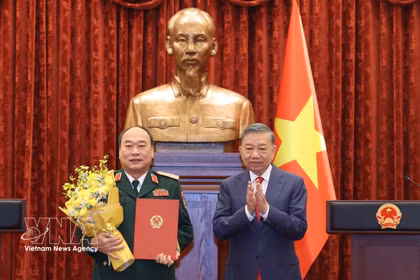 El secretario general del Partido Comunista de Vietnam y presidente de la República, To Lam (derecha), entrega la decisión sobre el ascenso al rango de coronel general al teniente general Le Quang Dao, subjefe del Estado Mayor General del Ejército Popular de Vietnam. (Foto: VNA)