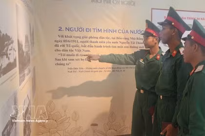 Jóvenes oficial visitan la exposición. (Foto: VNA)
