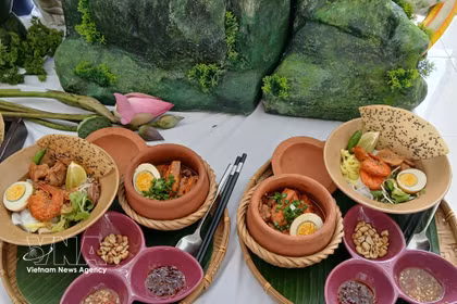 Los fideos Quang se han convertido en uno de los platos emblemáticos de la cocina vietnamita —y específicamente de la región central de Vietnam—, contribuyendo a promover la marca turística de la ciudad de Da Nang en el mapa del turismo gastronómico nacional e internacional. (Foto: VNA)