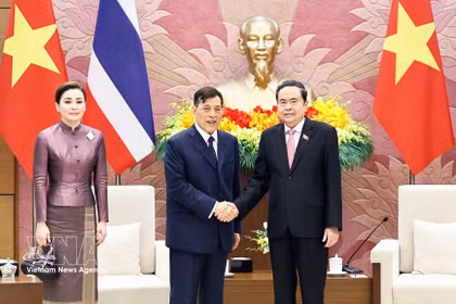 El presidente de la AN de Vietnam, Tran Thanh Man, recibe al Rey Maha Vajiralongkorn Phra Vajiraklaochaoyuhua y la Reina de Tailandia. (Foto: VNA)