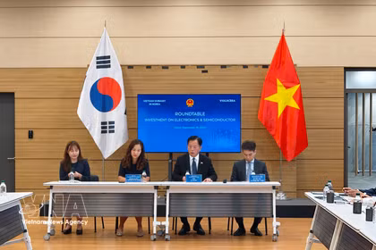 El embajador de Vietnam en Corea del Sur, Vu Ho (segundo desde la derecha), preside la cita. (Foto: VNA)