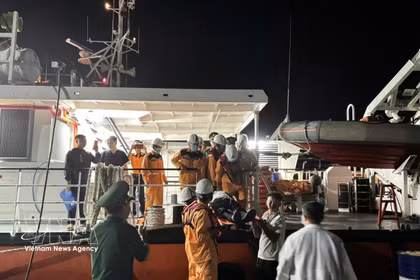 Traslado del marinero a tierra para que pueda recibir tratamiento médico. (Foto: VNA)