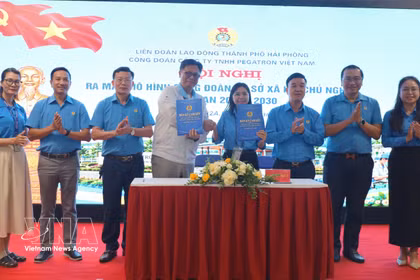 Un directivo de Pegatron Vietnam Co., Ltd. firma un acuerdo con el sindicato de la empresa. (Foto: VNA)