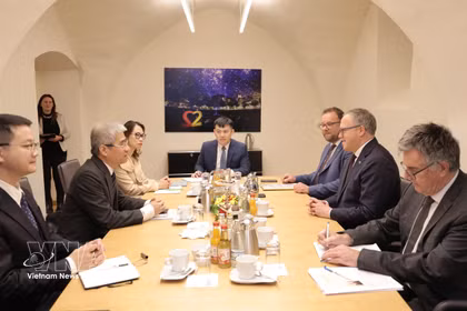 El embajador de Vietnam en Alemania, Nguyen Dac Thanh, se reúne con el ministro-presidente de Turingia, Mario Voigt, y el secretario de Estado de la Agencia de Economía regional, Marcus Malsch. (Foto: VNA)