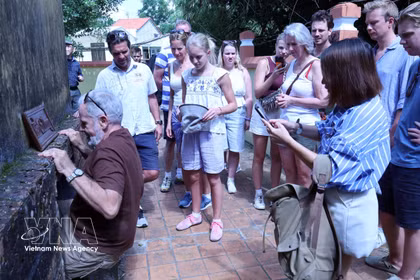Turistas exploran los túneles de Ky Anh, en la ciudad de Da Nang. (Foto: VNA)