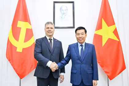 El miembro del Comité Central del Partido Comunista de Vietnam, vicesecretario permanente del Comité del Partido en el Ministerio de Relaciones Exteriores y vicecanciller, Nguyen Manh Cuong, recibe al presidente del Partido Comunista de Bohemia y Moravia de la República Checa, Roman Roun. (Foto: baoquocte.vn)