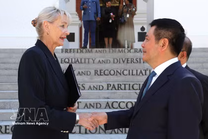 El vicepresidente de la Asamblea Nacional de Vietnam Nguyen Hong Dien se reúne con su homóloga del Parlamento sudafricano, Annelie Lotriet. (Foto: VNA)