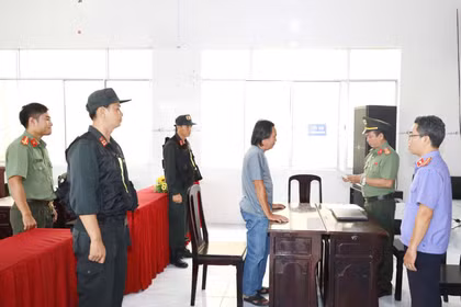 La Agencia de Investigación de Seguridad del Departamento de Seguridad Pública de la ciudad de Can Tho ordena la detención provisional de Nguyen Ngoc Thao. (Foto: Departamento de Seguridad Pública de Can Tho)