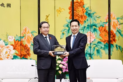 El presidente de la Asamblea Nacional de Vietnam, Tran Thanh Man (izquierda), entrega un obsequio a Zhao Yide, secretario del Comité del Partido de la provincia de Shaanxi. (Foto: VNA)