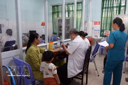 Los ciudadanos se someten a revisiones médicas en un centro sanitario en el barrio de Hiep Binh. (Foto: VNA)
