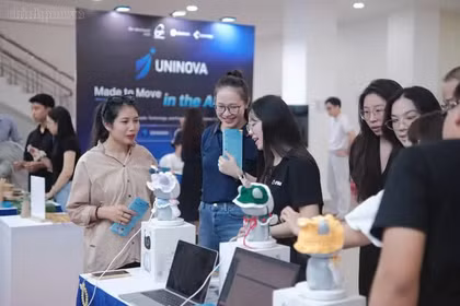 Visitantes en una exposición celebrada en el marco de la conferencia (Foto: chinhphu.vn)